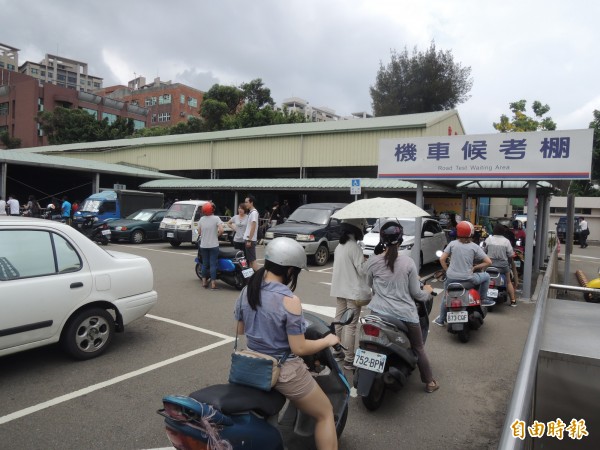 新竹市監理站八月起開放網路預約考照服務,往後不需久候就能考照,省去不少等候時間。(記者洪美秀攝)