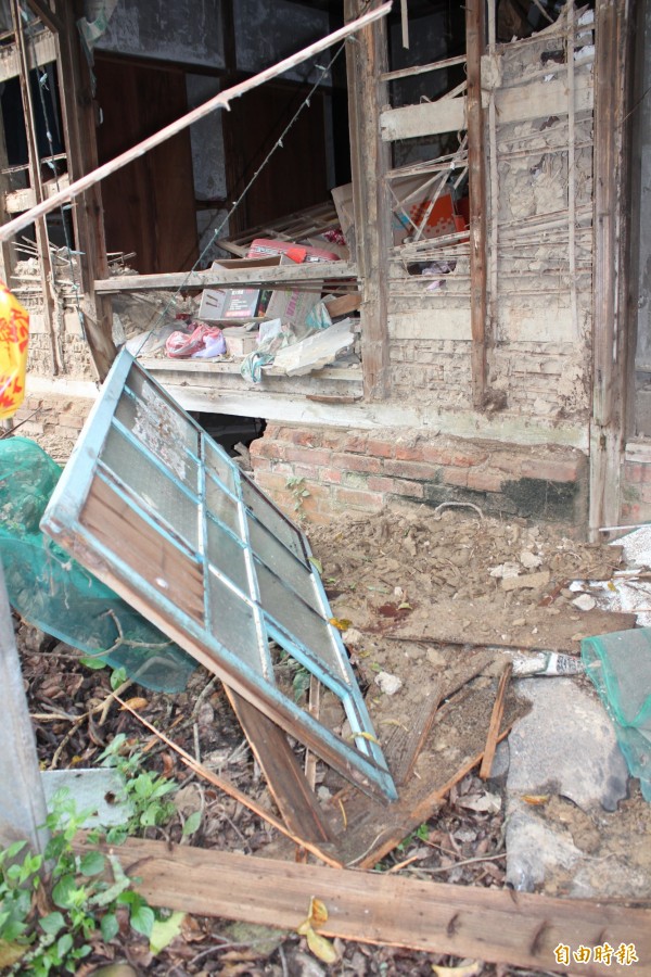 新埔公學校宿舍遺跡剝落的外皮和窗框。（記者黃美珠攝）