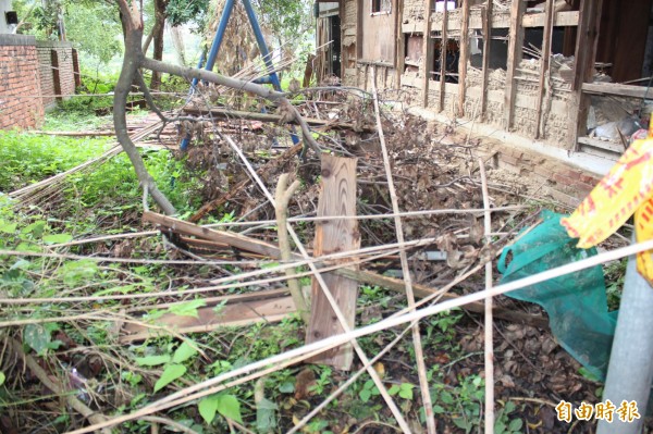 新埔公學校宿舍遺跡被「剝皮」，而剝落的外皮和窗框就落在一旁地面。（記者黃美珠攝）