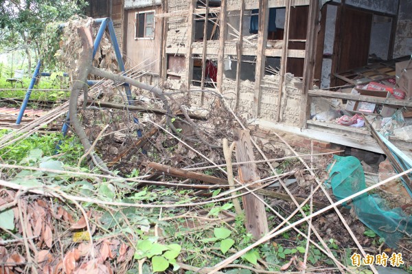 新埔公學校宿舍遺跡被「剝皮」，而剝落的外皮和窗框就落在一旁地面。（記者黃美珠攝）