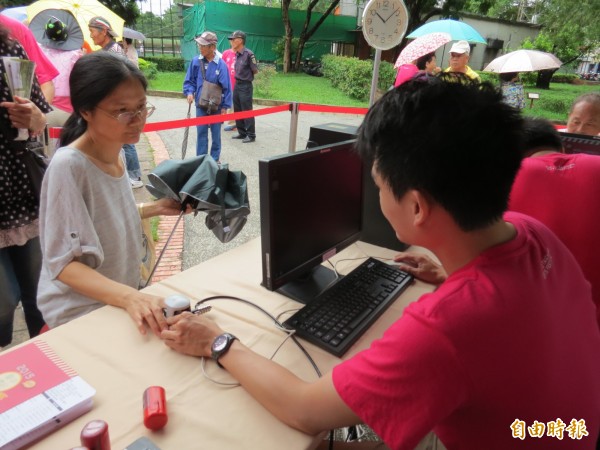 台中市十大伴手禮票選活動今年首度以指靜脈辨識系統發放選票。（記者張菁雅攝）