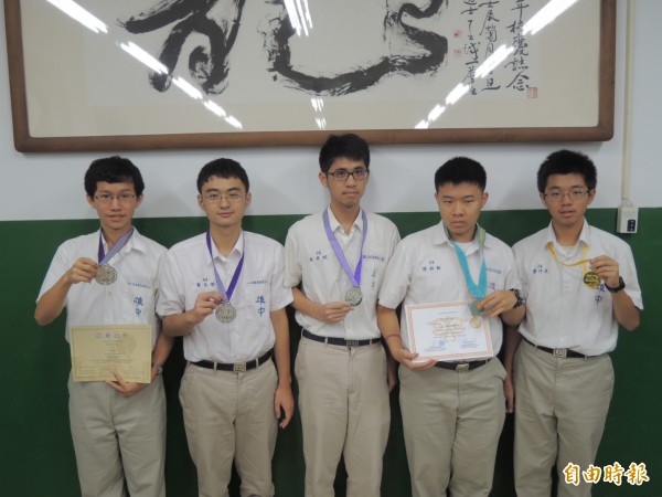 雄中科學班學生在國際奧林匹亞競賽表現優異。(記者洪定宏攝)