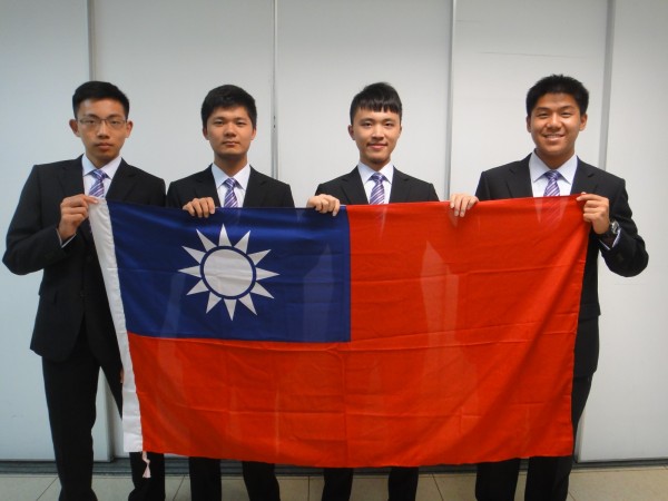 第9屆國際地球科學奧林匹亞競賽,今晚從巴西傳回捷報,我國九連霸世界第一名!左起鄭凱鴻、許堯庭、劉安浚、周興泓。(圖由教育部提供)