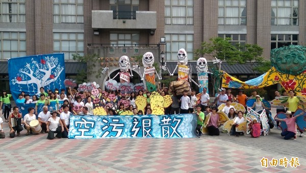 「PM2.5埔里街頭偶巷劇」,今天在埔里聯合行政園區廣場舉行成果展。(記者佟振國攝)