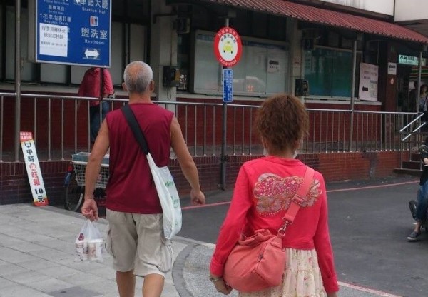 蕭小姐拍下街頭即景,一位民眾自製新潮環保背袋(左)很吸睛。(圖由蕭小姐提供)