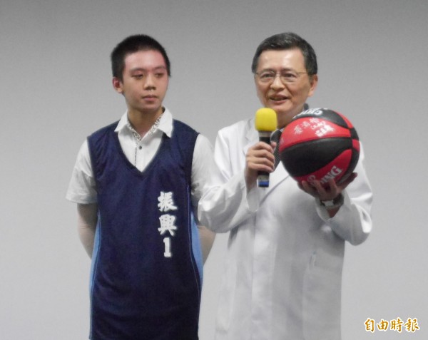 八仙塵爆患者陳柏安在日本專家協助下,成為國內首例人工真皮移植個案。(記者林惠琴攝)