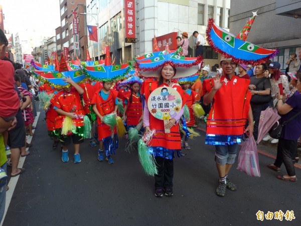 新北市淡水環境藝術節，竹圍國小以淡水特色「舢舨船 」作為踩街造型。（記者李雅雯攝）