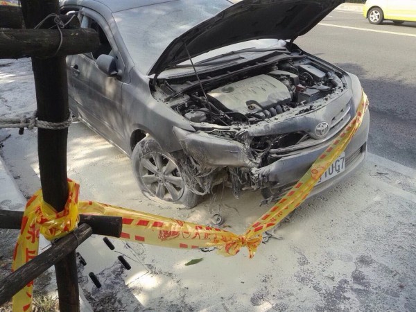 2派青少年打群架,並縱火燒車。(記者李立法翻攝)