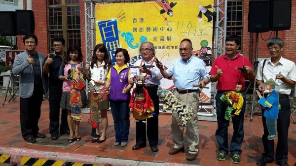 屏縣文化處長吳錦發(右四)及潮州鎮長洪明江(右三)等人,邀請鄉親週末踴躍欣賞香港偶影藝術中心來台演出。(屏東縣政府文化處提供)