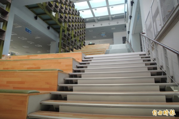 台南鹽埕圖書館內的大階梯，不只可以行走，也可以坐下來看書。（記者劉婉君攝）