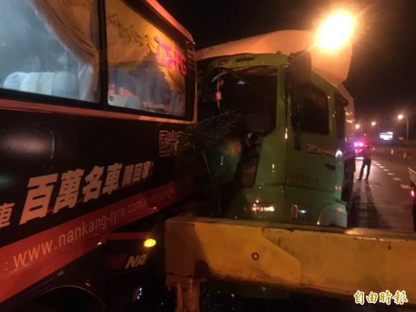 聯結車閃避不及,追撞上去,客運司機陳宥成閃躲不及,被夾2車之間當場慘死。(記者鄭鴻達攝)