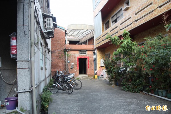 柯文哲將會在延平北路八段浮洲王厝過夜,該處為日據時代紅磚古厝,偏離主要道路,地點較為隱密。(記者鍾泓良攝)