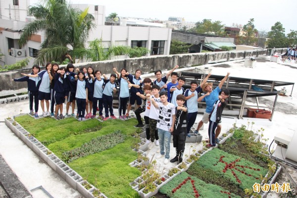 東港高中打造閒置的屋頂成生態永續專科教室。(記者陳彥廷攝)