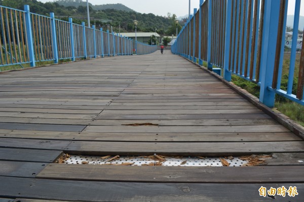 太平自行車專用橋木板鋪面經常損壞,民眾一不小心就會跌倒。(記者陳建志攝)