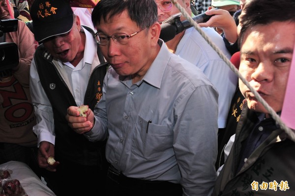 柯文哲吃蓮霧。(記者蔡宗憲攝)
