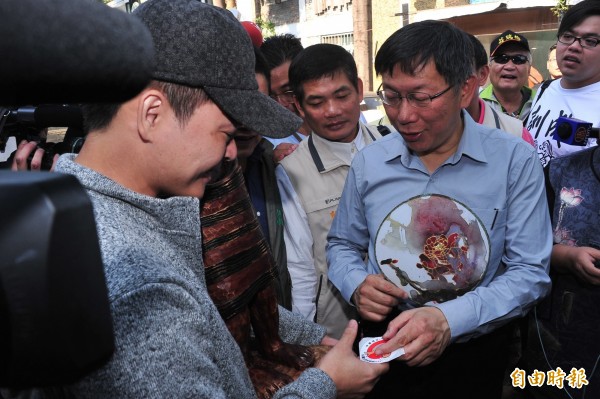 柯文哲了解滅頂發起人張仁吉訴求。(記者蔡宗憲攝)