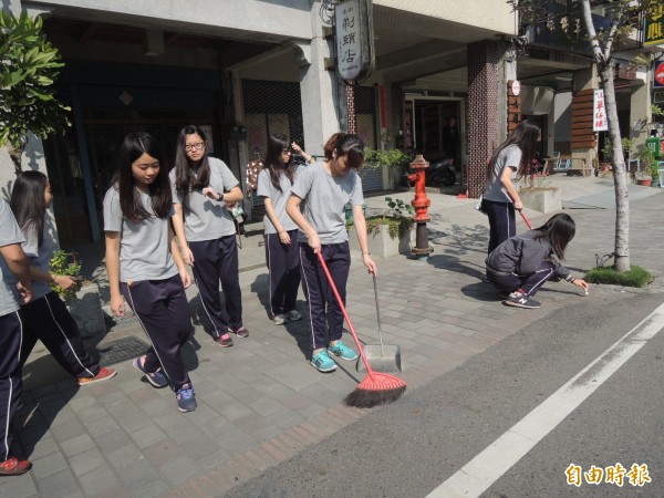 揚子高中學生社區服務，清掃老街環境。（記者廖淑玲攝）