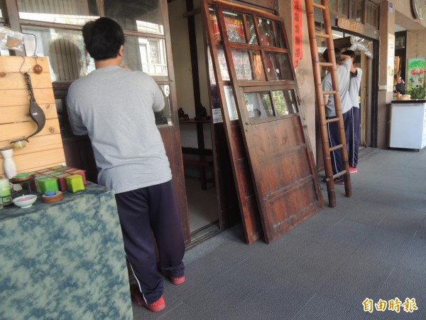 揚子高中學生幫忙擦玻璃及整理店家門窗。（記者廖淑玲攝）