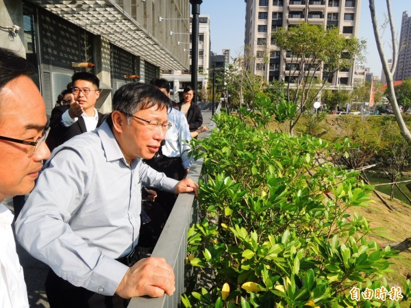 台北市長柯文哲參訪高雄市寶業里滯洪池。(記者葛祐豪攝)