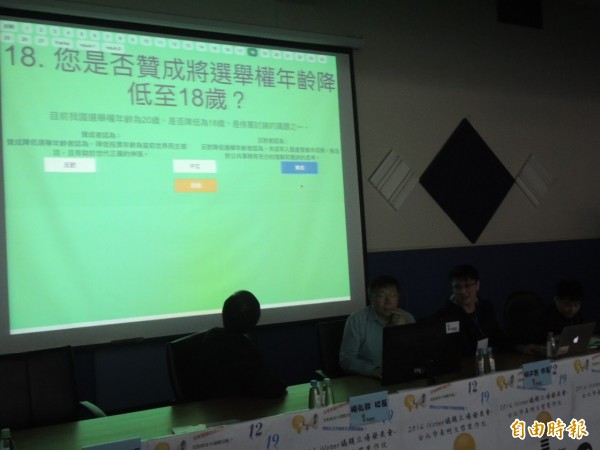 柯文哲(左2)填完議題立場問卷後,跟社會民主黨及綠黨完全一致。(記者洪定宏攝)