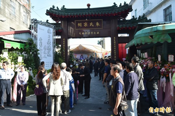 前立委吳德美今天上午在高雄前鎮區朱家祠堂舉行告別式。(記者張忠義攝)