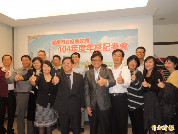 地政局長林燕山率領團隊端出重劃區成果。(記者洪瑞琴攝)