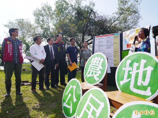 立委候選人說明自己的農業政策。（記者簡惠茹攝）