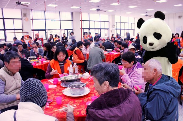 「foodpanda空腹熊貓」與伊甸基金會合作募集弱勢老人《愛.圍爐》暖心餐費。(伊甸基金會提供)