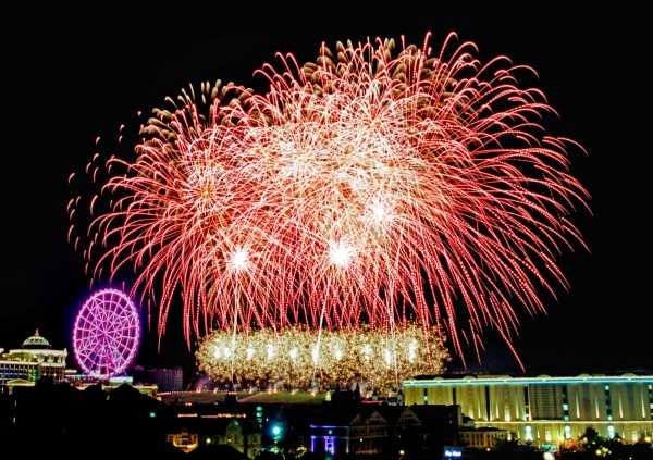 「2016紫耀義大‧祈福華夏音樂煙火秀」為高雄唯一場跨年煙火。(義大提供)