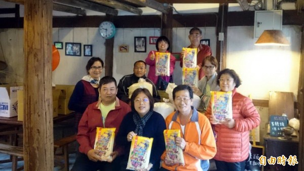 菁寮國小、南市KKF自然農法促進會贈好米給無米樂社區,要讓參加共餐的老者呷健康。 (記者王涵平攝)