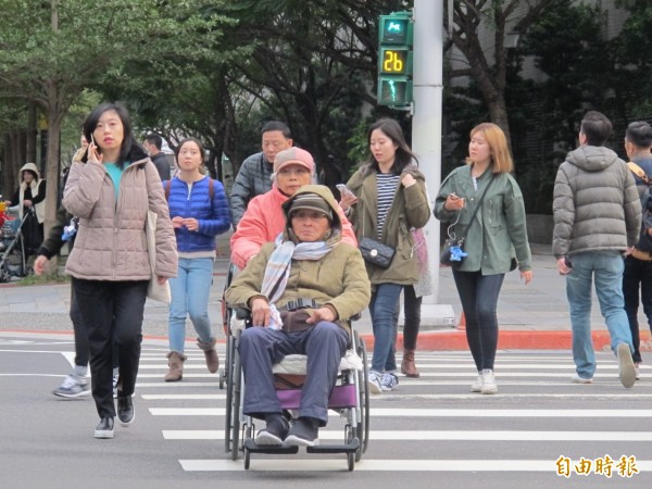 寒流來襲,衛生局提醒民眾做好保暖工作。(資料照,記者謝佳君攝)