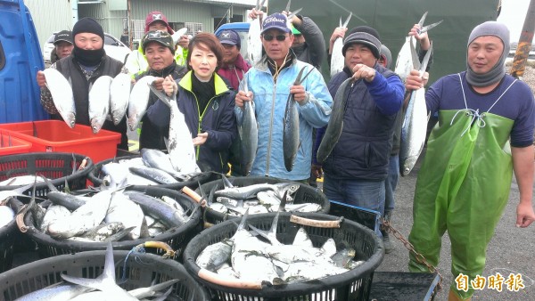 立委陳亭妃到七股勘災,要求漁業署從寬認定災損。(記者劉婉君攝)