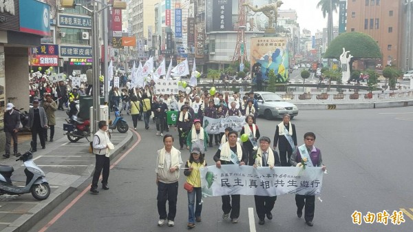 嘉義市228事件紀念遊行隊伍經過中央噴水圓環。(記者丁偉杰攝)