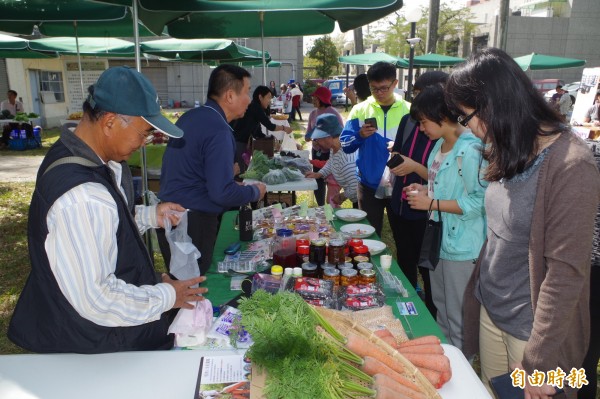 小農市集再增雲科大雲旭市集,民眾選購安全健康農產品。(記者林國賢攝)