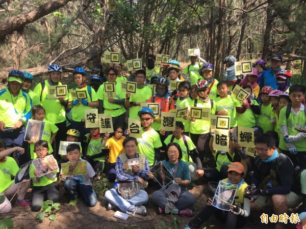 台江百餘親子響應「我在防風林學習，打卡護暗蟬！」（記者蔡文居攝）