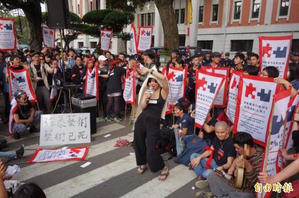 台南藝術大學反對與成大合併,號召眾人北上抗議,連勸世美少女(圖中)也在教育部前聲援,展開擅長電音高歌炒熱氣氛。(記者吳柏軒攝)