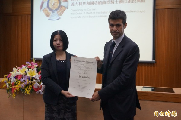 義大利經濟貿易文化推廣辦事處代表肖國君,頒發「義大利共和國功績勳章騎士勳位」給謝佩霓。(記者歐素美攝)