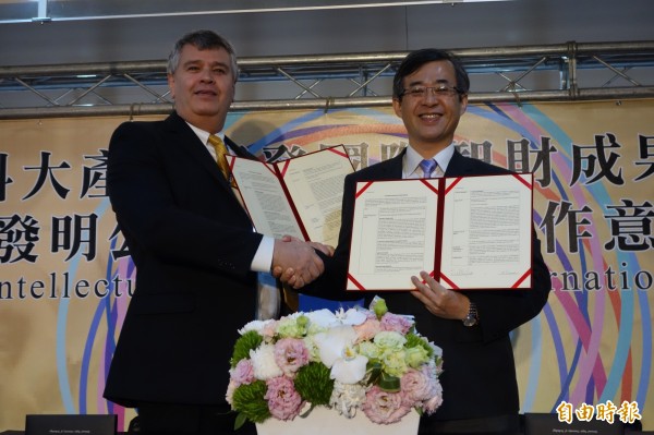 美國高智發明資深總監Murray Vince(左)與台北科技大學校長姚立德(右)雙方共同簽署產學合作備忘錄,未來會將教授的研究專利,投注到國際市場,進行策略聯盟,開拓更大商機。(記者吳柏軒攝)