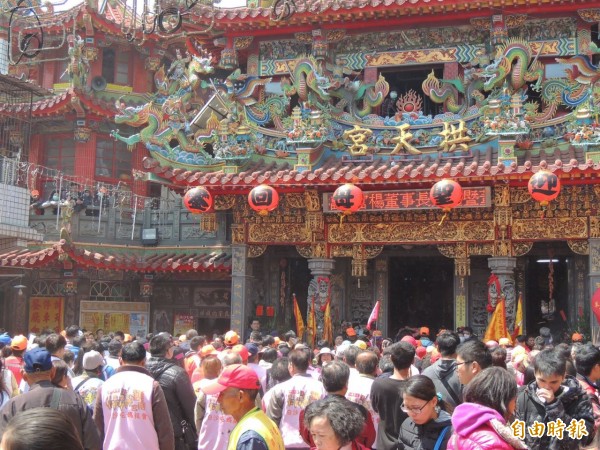 拱天宮媽祖婆進香落幕,義工組織白沙屯媽祖婆網站開始徵集年度專書稿件,圖為媽祖婆回宮當天盛況。(記者蔡政岷攝)