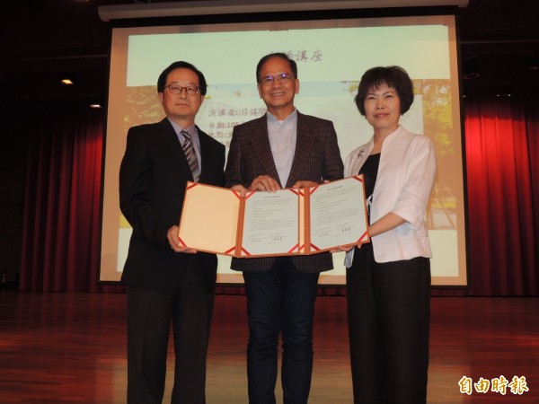 在游錫堃(中)見證下,宜大代理校長吳柏青(左)與仰山董事長莊秀梅(右)交換合作協議書。(記者江志雄攝)