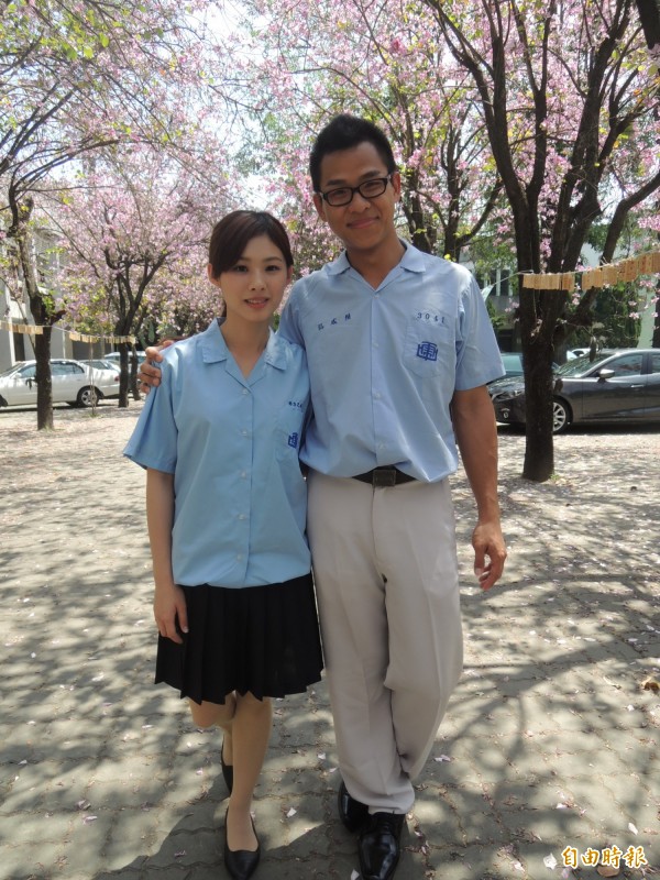全國最年輕的雲林縣東勢鄉東南村村長丁乃非,和同是虎高畢業的準夫婿賴威誌穿著高中制服回到母校拍結婚照。(記者廖淑玲攝)