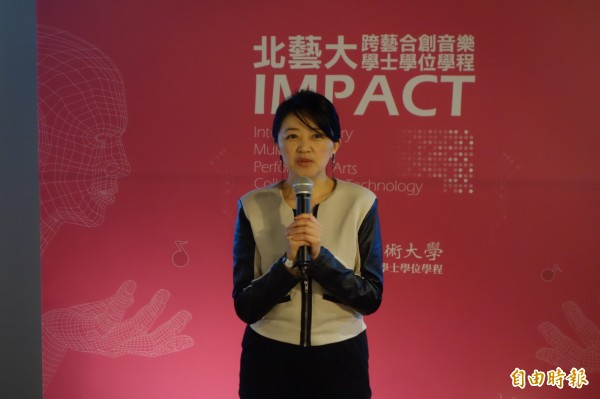 該學程業師、知名音樂製作人李欣芸表示,台灣年輕人對流行、跨界藝術有著強烈的求知慾,但卻沒有相對應的課程師資,學校沒有跟上人才培育趨勢,而業界大多採「師徒制」,希望也能到學校直接授業,讓學生全面了解的流音業界,未來成為專業的歌手、製作者、編曲家、配樂師等,前途無限。(記者吳柏軒攝)