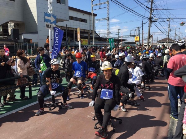 台南正興幫隊伍參加今年日本辦公椅拉力賽時的盛況。(圖:正興幫提供)