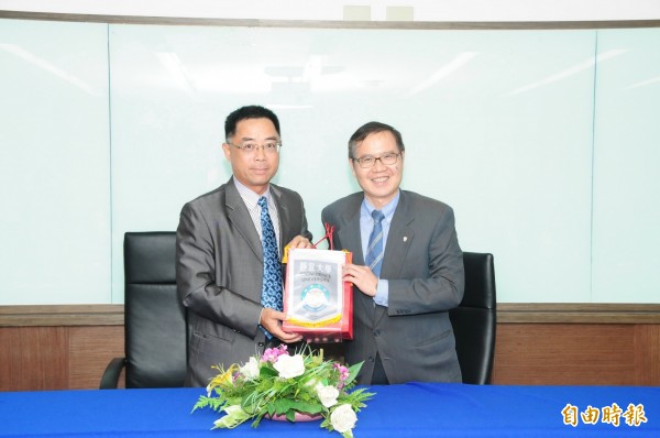 靜宜大學與越南台灣商會聯合總會暨今立塑膠工業簽訂產學合作備忘錄。(記者張軒哲攝)