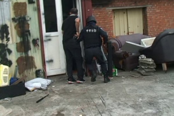 警方會同特勤中隊前往鐵皮屋攻堅。(記者許國楨翻攝)