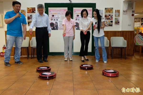 松騰實業捐贈二十部掃地機器人給育成基金會，董事長劉貞鳳與愛心大使王思佳、布蘭妮共同啟動掃地機器人。（記者陳炳宏攝）
