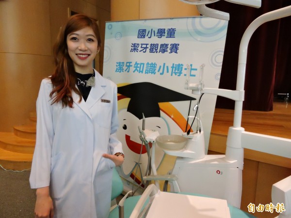 正妹牙醫師唐櫻翠留著一頭長捲髮,笑容甜美,外型亮麗,酷似八點檔本土劇女星曾莞婷,讓患者不怕看牙。(記者賴筱桐攝)