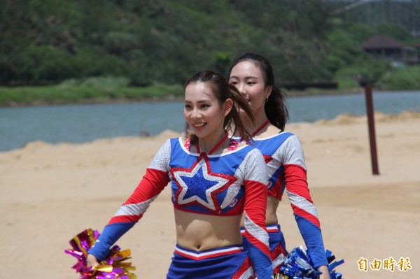 辣妹熱舞為沙雕季揭幕。(記者林欣漢攝)