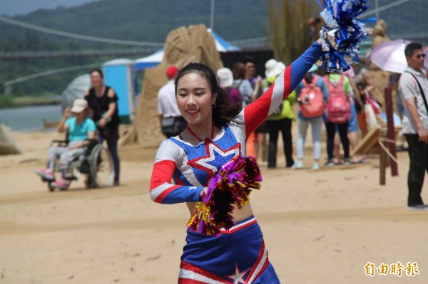 辣妹熱舞為沙雕季揭幕。(記者林欣漢攝)