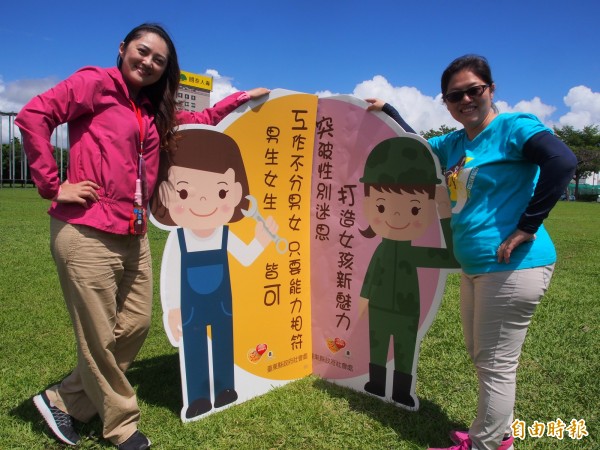 台東縣政府社會處兒少及婦女福利科的「金枝玉葉」,金芝(左起)及許玉葉共同為性別平等及婦女福利而努力。(記者王秀亭攝)